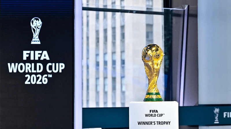 近日,国际足球联合会(FIFA)官方公布了2026年世界杯的赛制方案。该方案将48支球队分成12个小组,小组前两名以及成绩最好的8个小组第三名将晋级32强,而淘汰赛将新增一轮1/16决赛。整个赛事共计104场比赛,比赛时间为39天。值得一提的是,2026年世界杯将由美国、加拿大和墨西哥三国联合主办
